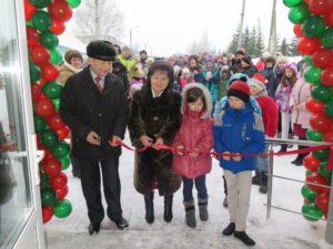 Перерезана красная лента по поводу открытия ДДТ