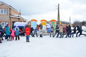 С задором и весельем перетягивали канат