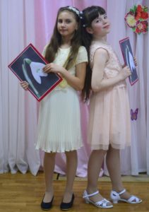 Ведущие конкурса Вика Овечкина (10 лет) и Соня Пенкина (10 лет)